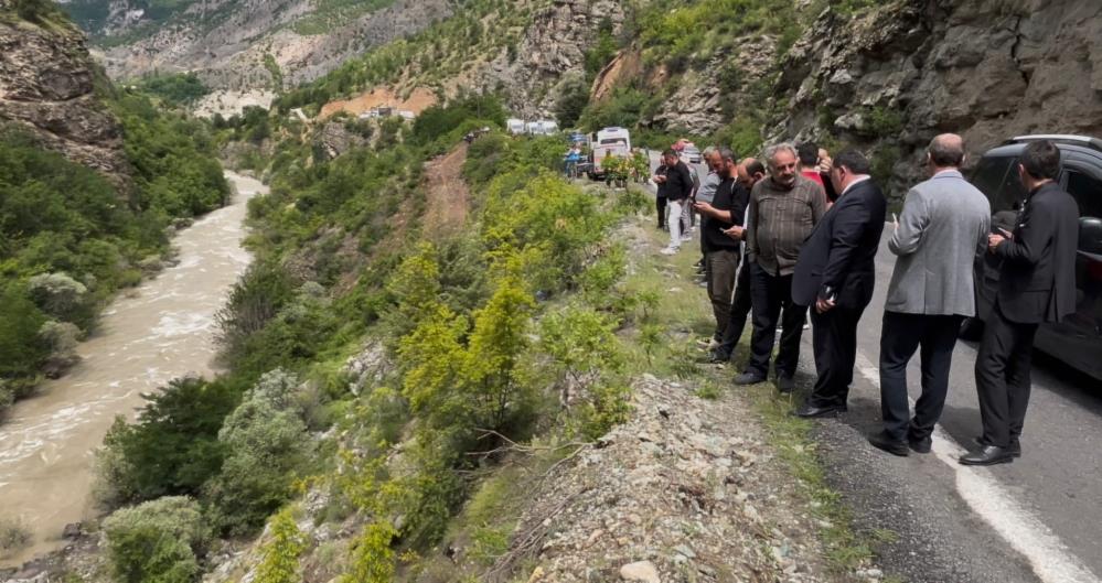 Artvin'de dereye düşen aracı sudan çıkartmak ve baba ile oğlunu bulmak için çalışmalar sürüyor