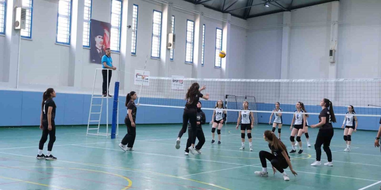 Okul Sporlarında voleybol heyecanı devam ediyor