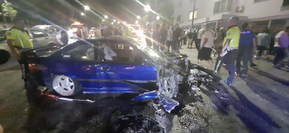 İzmir'de servis otobüsü ile otomobil çarpıştı: 4 yaralı