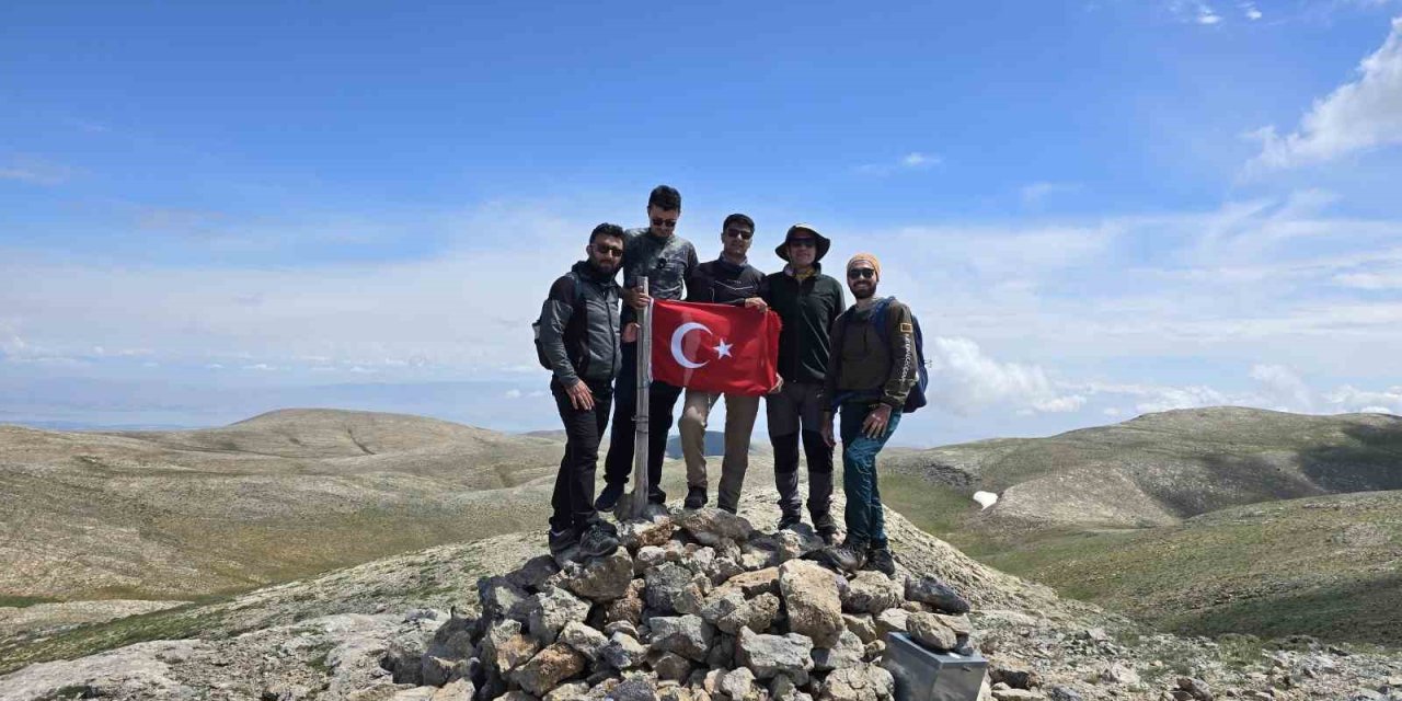 Komşu iki il zirvede birleşti, en yüksek yere Türk bayrağı dikti
