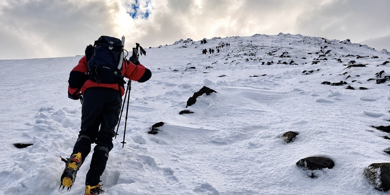 Kar ve tipiye rağmen Ağrı Dağı’na tırmanan dağcılar, tırmanışı kayıp dağcıya adadı