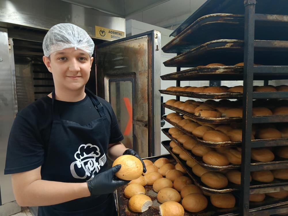Edirne'de geleceğin fırın ustaları yetişiyor: Liseliler hem üretiyor hem de kazanıyorlar
