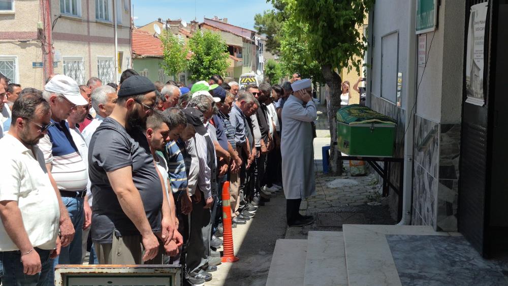 Ayşe teyze aracın altında kaldığı sokaktan son yolculuğuna uğurlandı