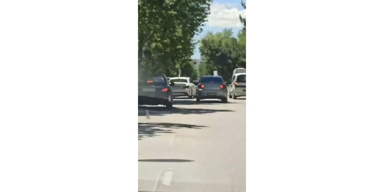 Elazığ’da peş peşe makas atan sürücü kameraya yansıdı