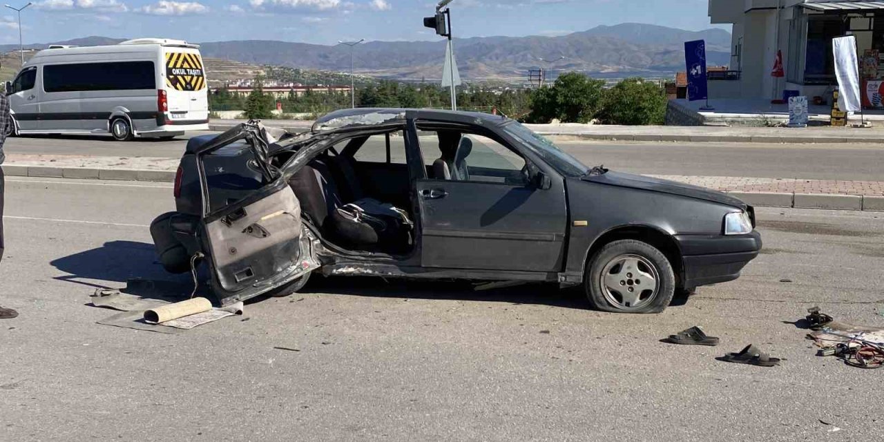 Elazığ’da otomobil, aydınlatma direğine çarptı: 1’i ağır 3 yaralı