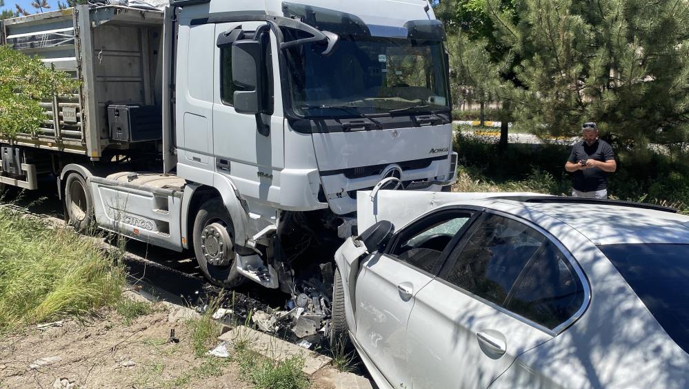 Lüks otomobil hurdaya döndü, sürücü ağır yaralandı