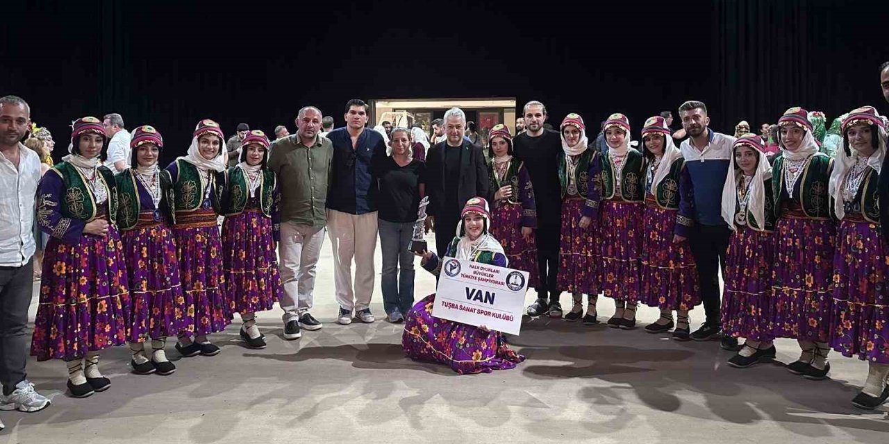 Vanlı kızlar halk oyunlarında tarih yazdı
