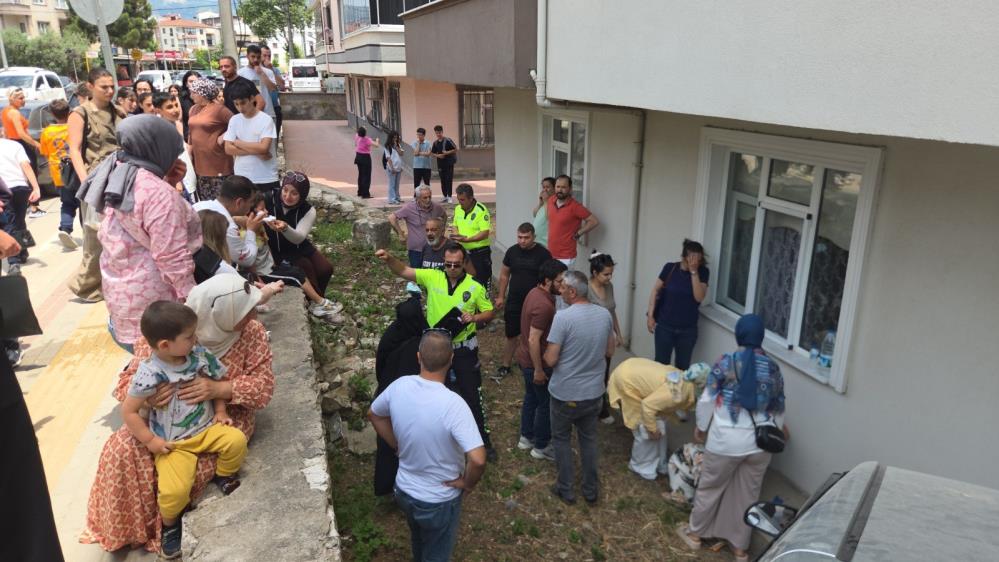 Otomobil apartman bahçesine uçtu, faciadan dönüldü
