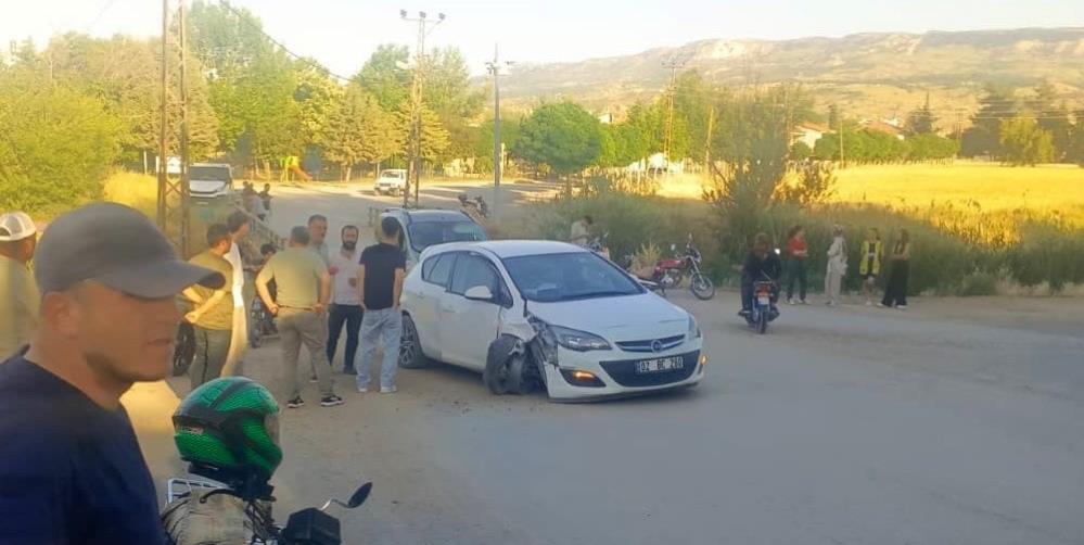 Otomobil elektrik direğine çarptı: 5 yaralı