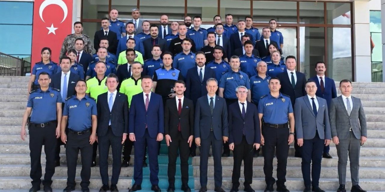 Erzincan’da terfi eden emniyet personeline yeni rütbeleri takıldı