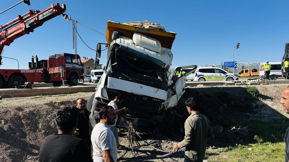 Yüksekova'da yolcu minibüsü ile kamyon çarpıştı: 2 ölü, 3 yaralı