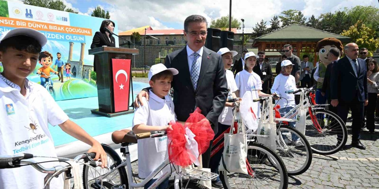 Babalarına sigarayı bıraktırdılar, bisikleti kaptılar
