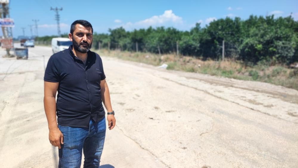 Vatandaş belediyeden umudu kesince cebinden para verip çukura beton döktü