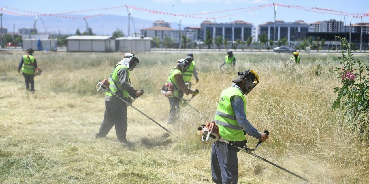 Yeşilyurt Belediyesi yangın riskine karşı ot biçme çalışmalarını hızlandırdı