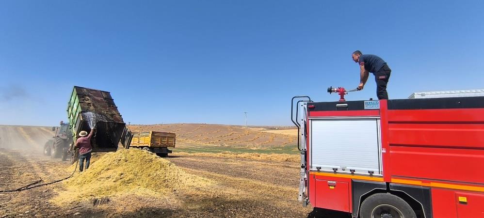 Kurtalan'da saman yüklü römork alevlere teslim oldu
