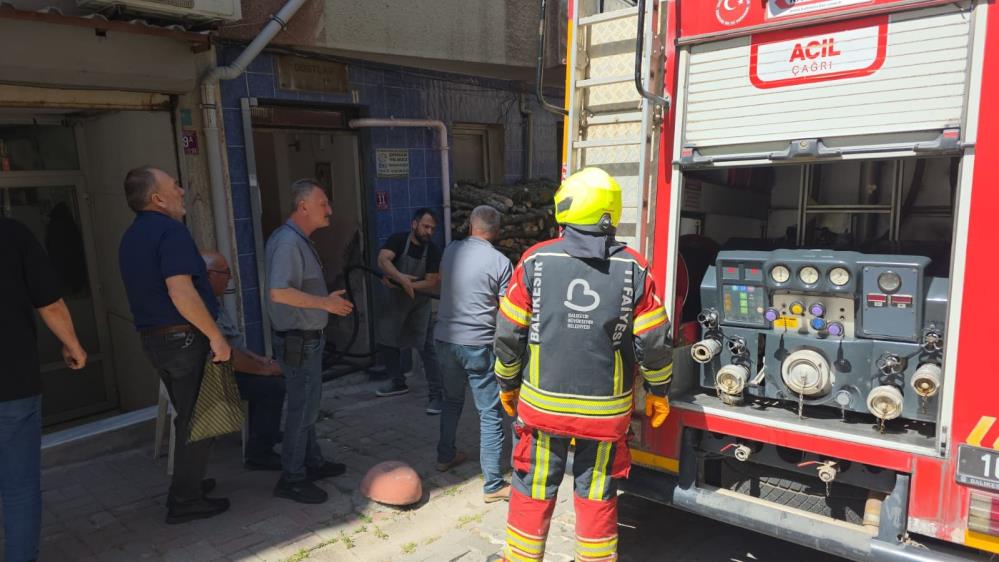Bandırma’da davlumbazdan çıkan yangın mahalleyi ayağa kaldırdı