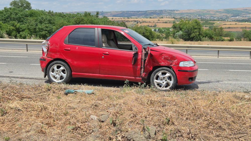 Minibüs ile otomobil çarpıştı, facia ucuz atlatıldı