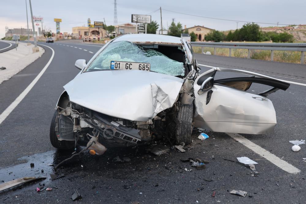 Nevşehir'de otomobil direğe çarptı: 1 çocuk ölü, 3 yaralı