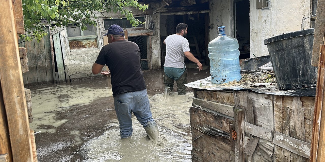 Burdur'da sağanak sonrası bazı evleri su bastı