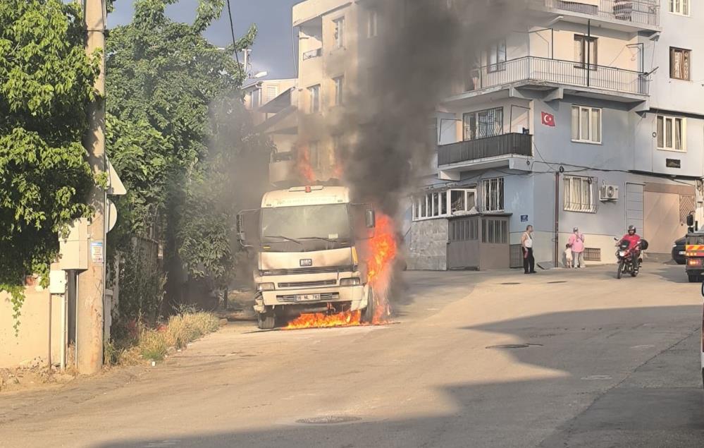 Bursa'da park halindeki kamyon alevlere teslim oldu