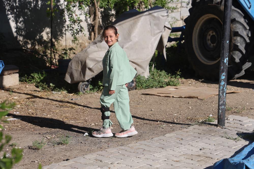 Depremde ailesini kaybeden Zeynep, amcasına 'baba', yengesine 'anne' diyerek hayata tutundu