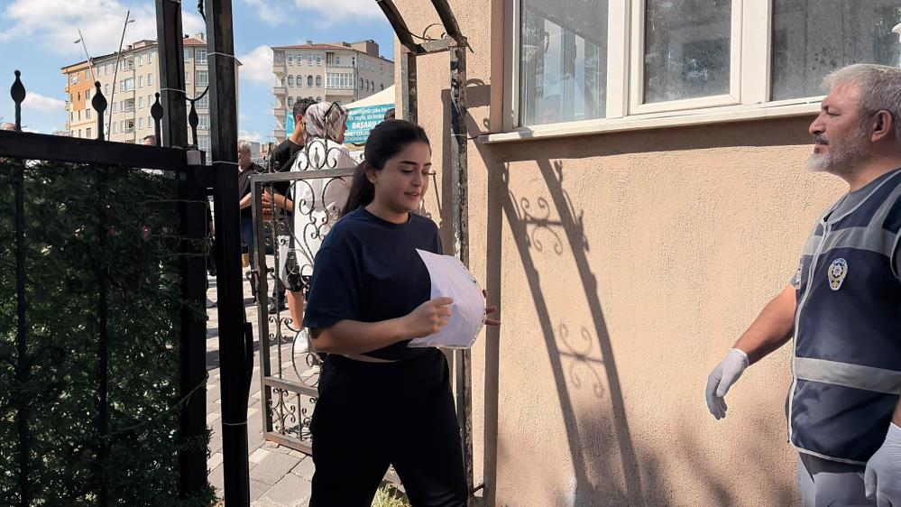 Yanlış okula geldi, sınava yetiştirmek için vatandaş seferber oldu