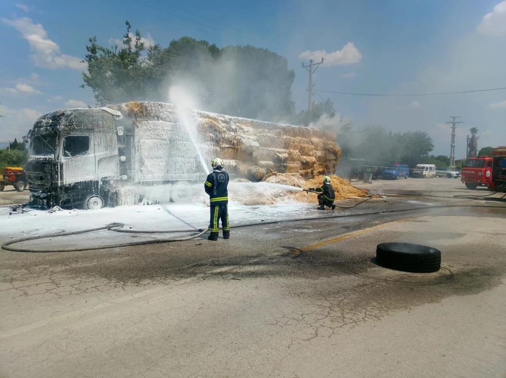 Sarayköy’de saman yüklü tır alev alev yandı
