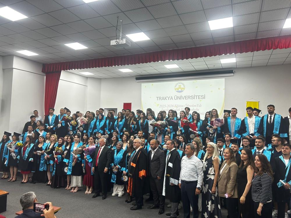 Torun yaşındaki öğrencilerle aynı sıraları paylaştı, 62 yaşında mezun oldu