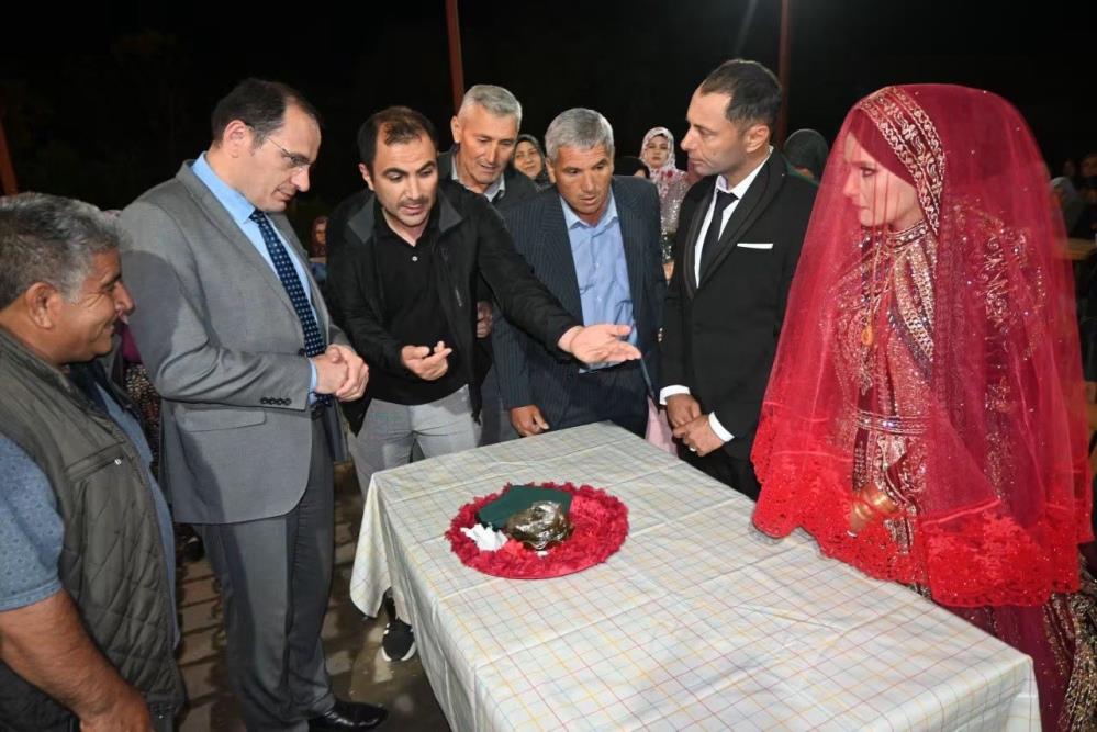 Kaymakam Türker, piste çıkıp yeni evlenen çiftin mutluluğuna ortak oldu