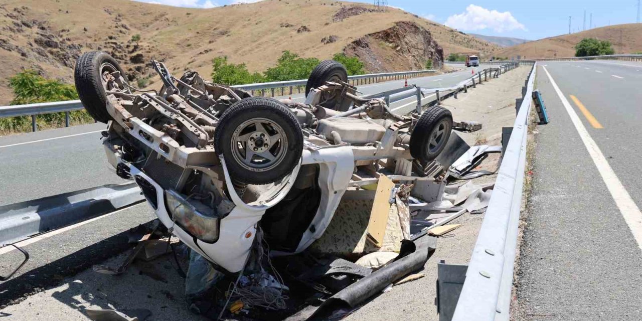 Elazığ’da kamyonet refüjdeki su kanalına devrildi: 2 yaralı