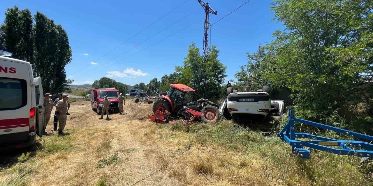 Park halindeki traktöre çarpan otomobil ters döndü: 1 yaralı