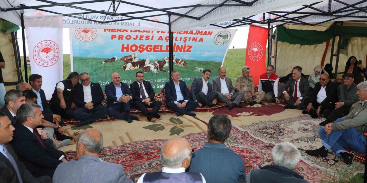 Kars’ta bin 200 dekarlık meraya 12 ton gübre, 41 üreticiye 6 bin 150 kilogram korunga tohumu desteği