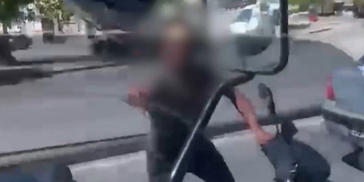 Trafikte öfke pahalıya mal oldu: Kask fırlatan motosikletliye 405 bin lira ceza
