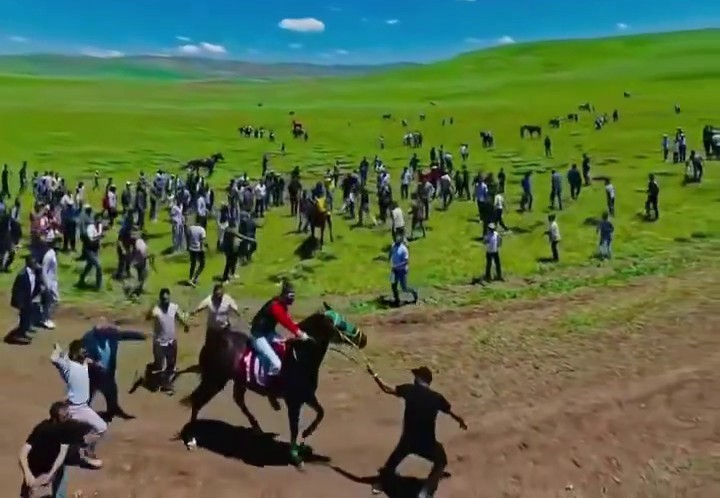 At yarışındaki  görüntüler harekete geçirdi:  Ata uygunsuz müdahaleye soruşturma