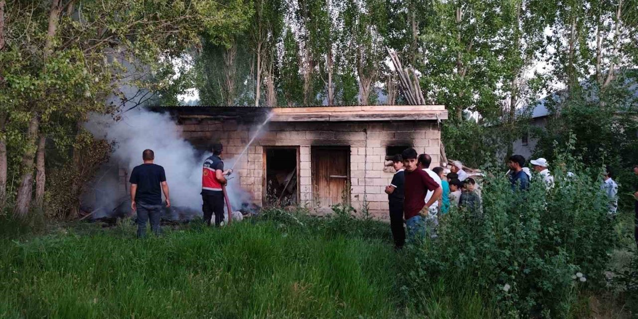 Erciş’te odunluk yangını