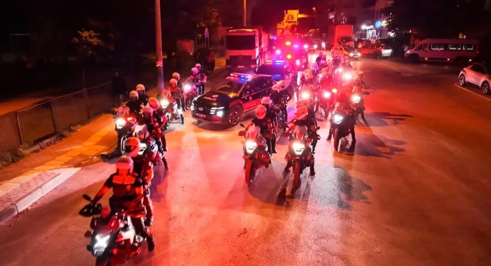 Dev operasyon! Bin polis mahalleleri abluka altına aldı
