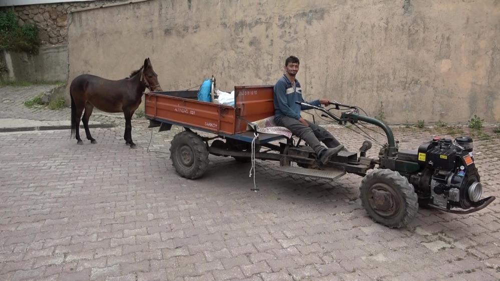 Çok sevdiği katırını peşinden hiç ayırmıyor