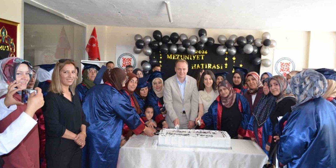 Bulanık’ta okuma yazma öğrenen 50 kadın mezuniyet sevinci yaşadı
