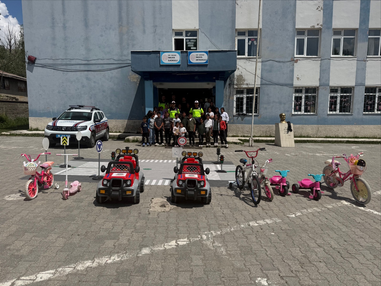 Jandarmadan köy okulu öğrencilerine trafik eğitimi