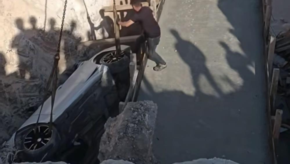 Direksiyon hakimiyetini kaybetti, inşaat çukurunda durabildi
