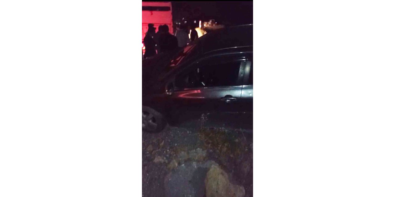 Hakkari’de otomobil şarampole yuvarlandı