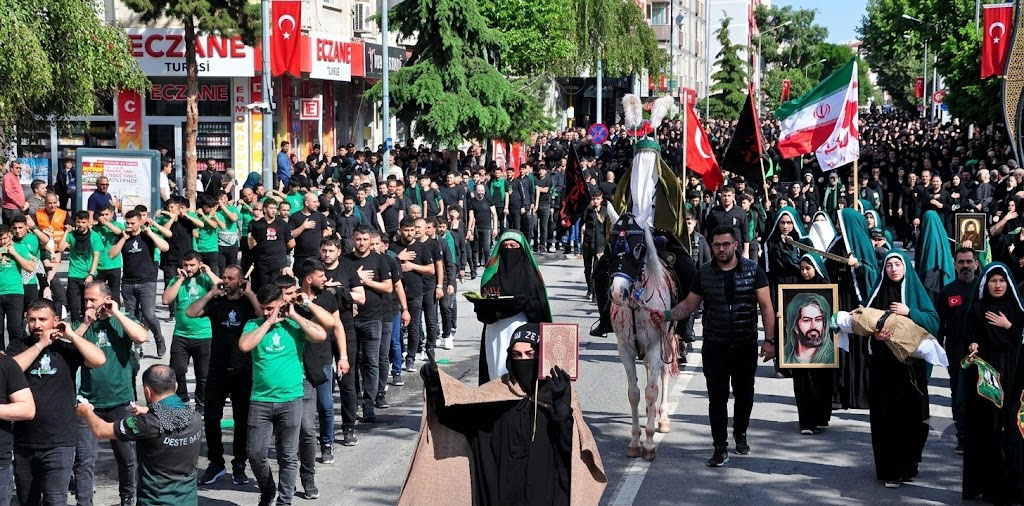 Kars'ta Binlerce Kişi Sineler Vurarak Kerbela Şehitlerini Andı