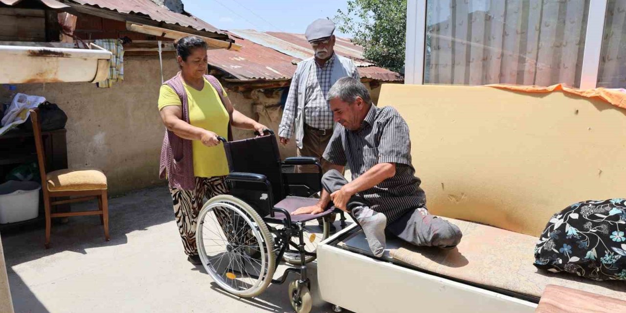 Kayınvalidesi vefat eden gelin, 7 yıldır engelli kayınbiraderine bakıyor