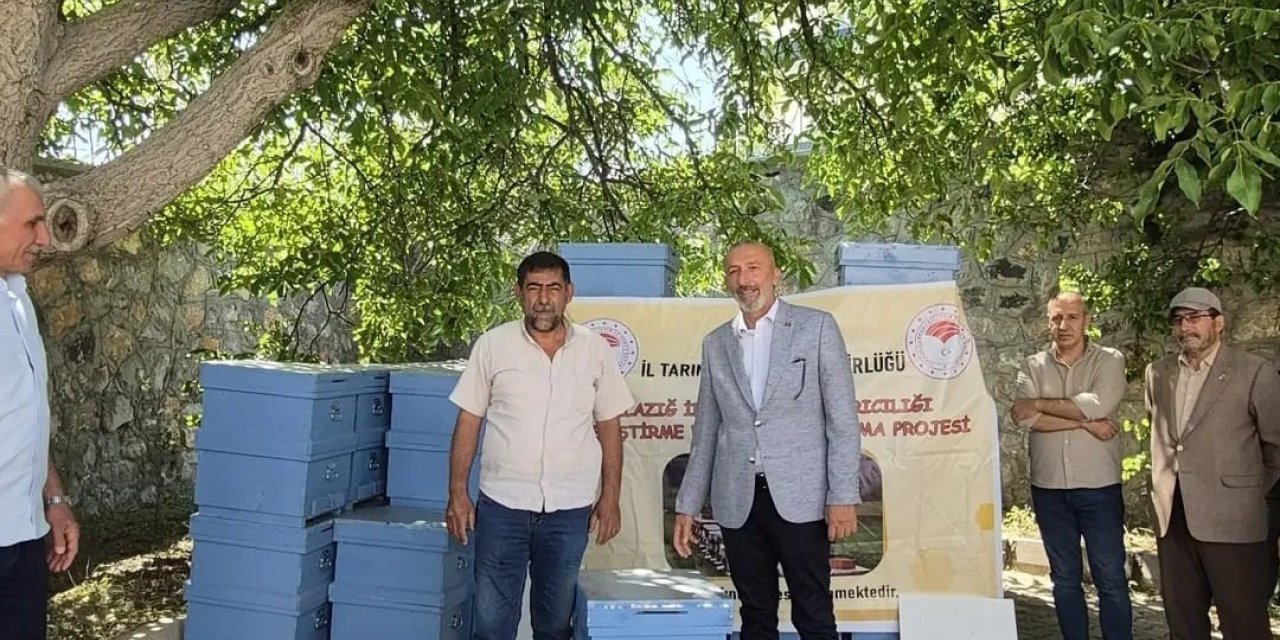 Sivrice’de arıcılara kovan desteği