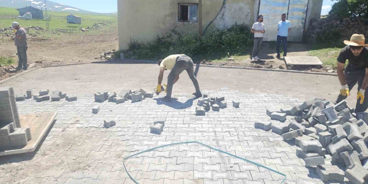 Kars’ta köylerde kilit parke taşı yol çalışmaları başladı