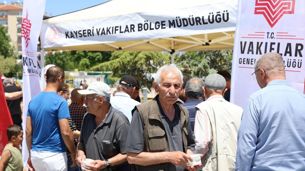 Kırşehir’de aşure almak isteyenler uzun kuyruklar oluşturdu