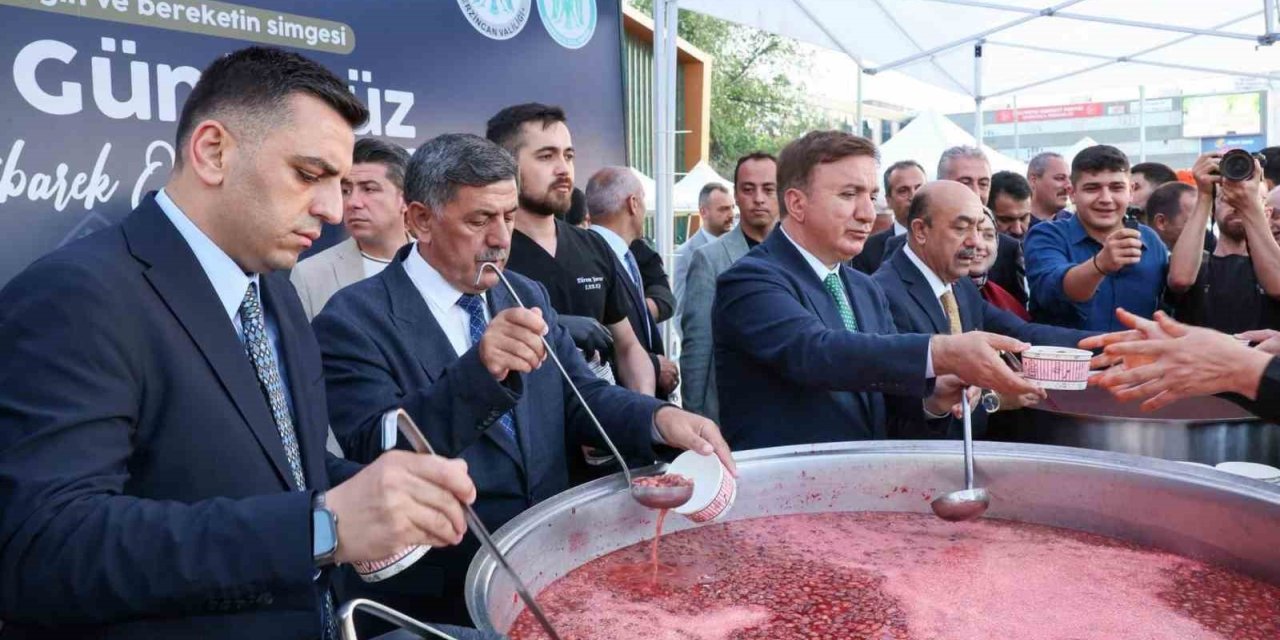 Erzincan’da vatandaşlara aşure ikram edildi