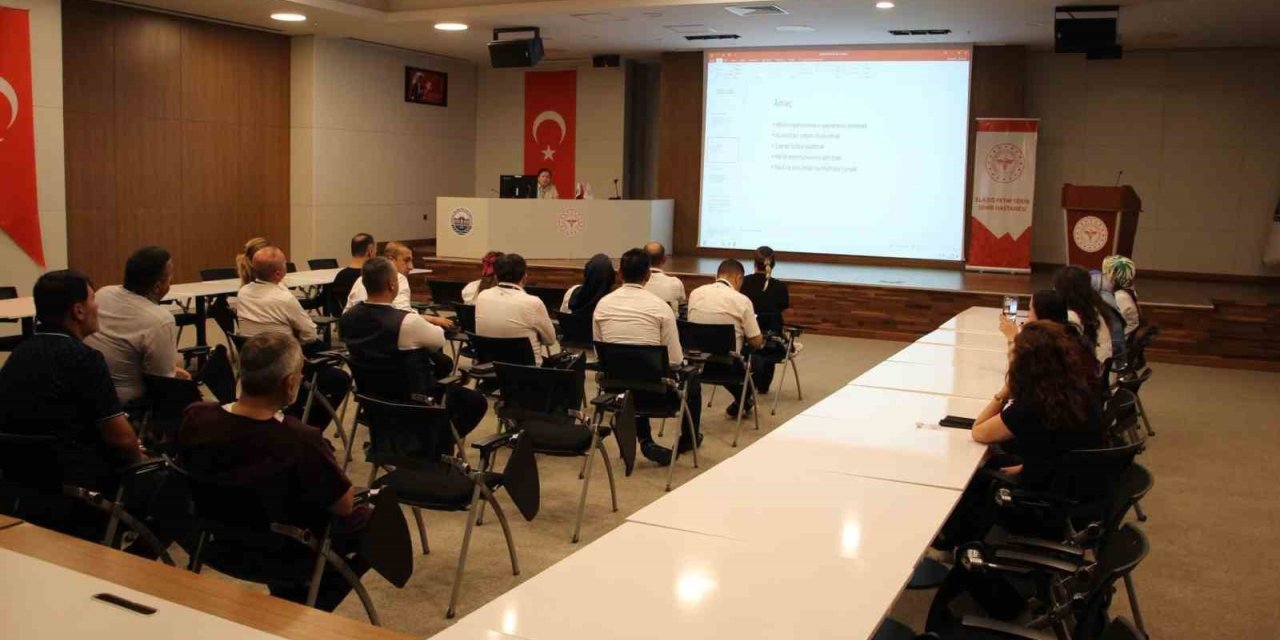 Fethi Sekin Şehir Hastanesi personeline temizlik ve enfeksiyon kontrolü eğitimi