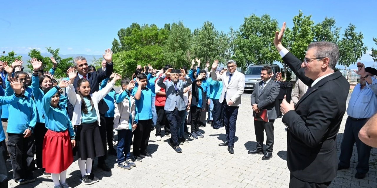 Vali Baruş öğrencilerin karne heyecanına ortak oldu