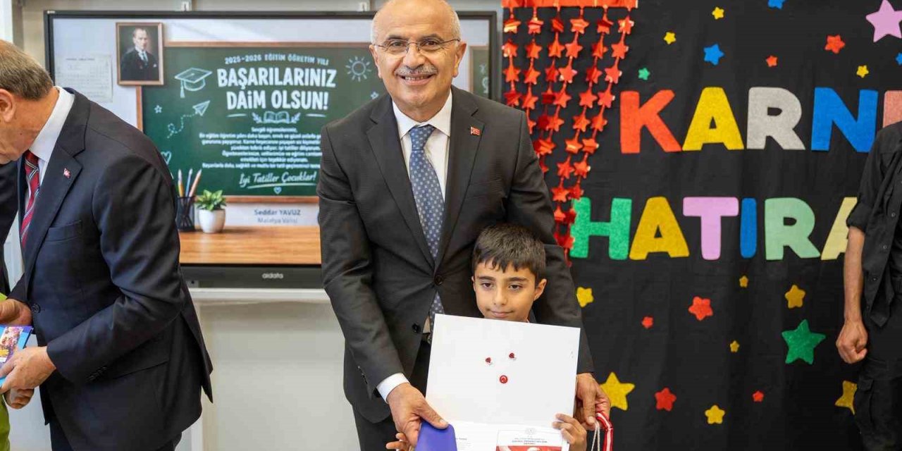Başkan Er öğrencilerin karne heyecanına ortak oldu